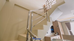 Una escalera moderna con barandillas de metal y diseño plano.