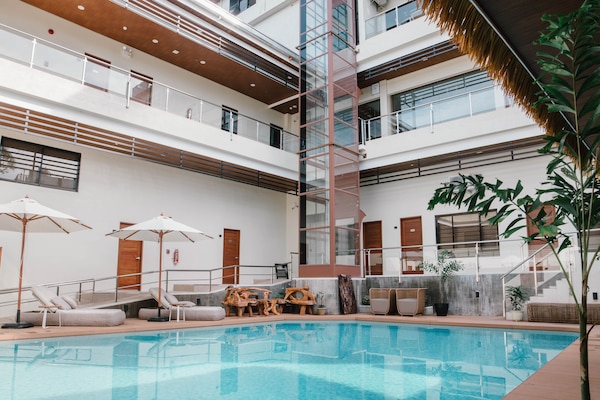 Escritorio, espacio para trabajar con laptop y insonorización