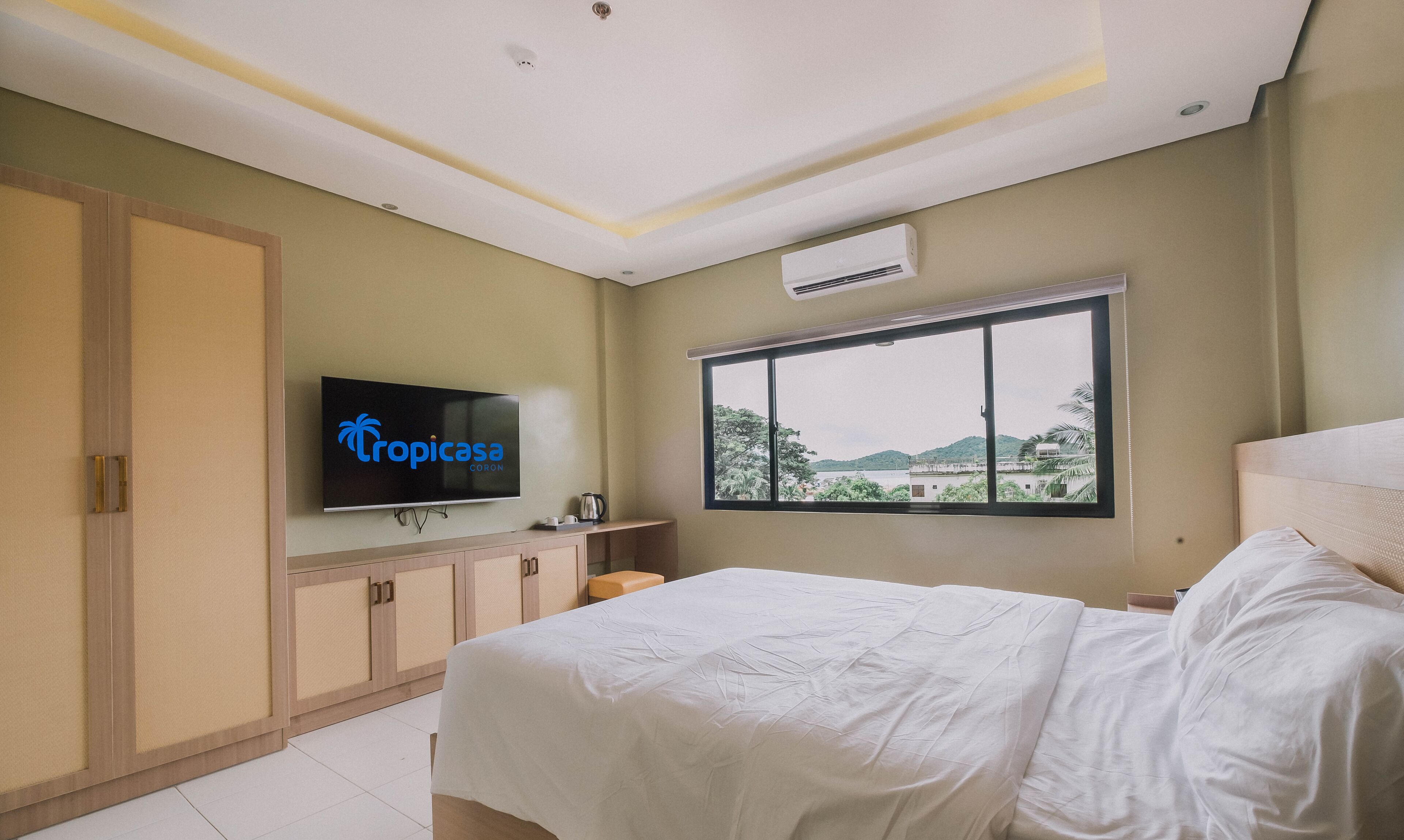 Desk, laptop workspace, soundproofing, free WiFi