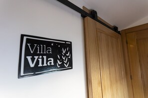 A sign with the text "Villa Vila" on a white wall. - Casa Rural Abuelo Mauri 4 Estrellas  (Mascaraque)