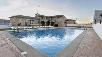 Una piscina al aire libre
