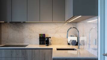 Appartement Supérieur, 2 chambres, climatisation, vue baie | Cuisine privée | Machine à expresso, four, plaque de cuisson, lave-vaisselle