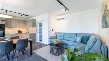 Superior Apartment, 2 Bedrooms, Air conditioning, Bay View | Living area | Heated floors