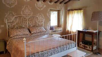 6 Schlafzimmer, Schreibtisch, Bügeleisen/Bügelbrett, Reisekinderbett