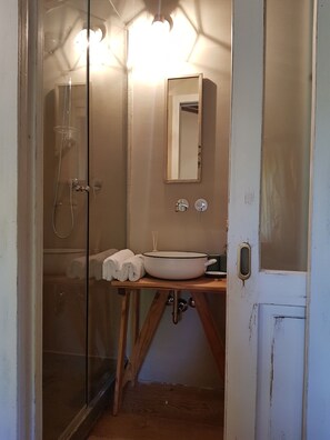 Shower, eco-friendly toiletries, hair dryer, bidet - TERRALUNA - Holiday home surrounded by the greenery of San Leo, San Marino and Montefeltro (San Leo)