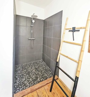 ヘアドライヤー、タオル、石鹸、シャンプー