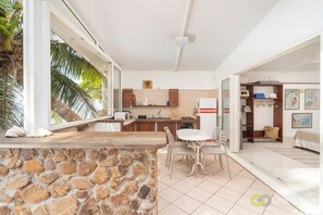 Réfrigérateur, micro-ondes, plaque de cuisson, cafetière/bouilloire