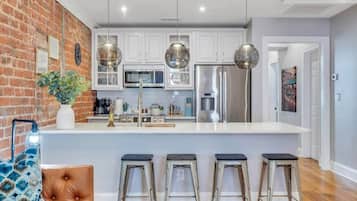 Jääkaappi, mikroaaltouuni, uuni, liesi