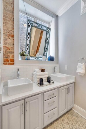 Sèche-cheveux, serviettes fournies