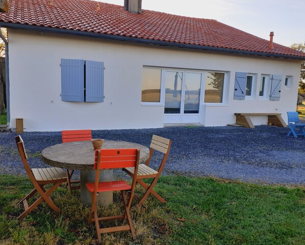 Outdoor dining - Gîte "les Volets Bleus" : Calme et Grands Espaces au Coeur du Pignada Landais (Laluque)