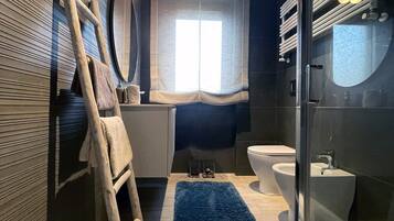 Doccia, set di cortesia gratuito, asciugacapelli, bidet
