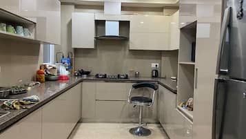 Microwave, stovetop, cookware/dishes/utensils