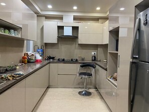 Mikrobølgeovn, kokeplater og kjøkkenutstyr