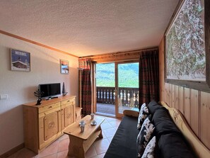 TV - Cozy Mountain Apartment for 5 in Méribel, Close to Lifts and Shops (Méribel)