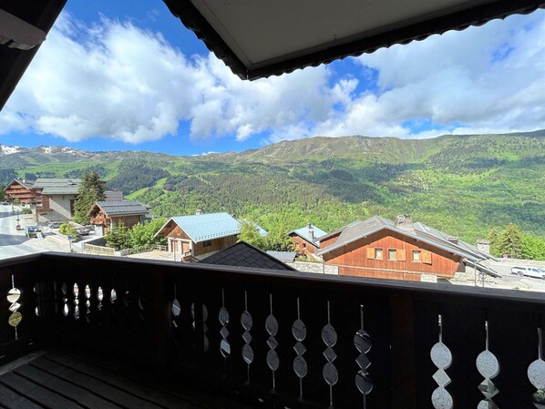 Property grounds - Cozy Mountain Apartment for 5 in Méribel, Close to Lifts and Shops (Méribel)