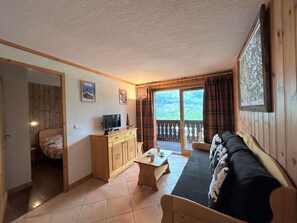 TV - Cozy Mountain Apartment for 5 in Méribel, Close to Lifts and Shops (Méribel)