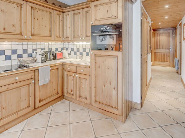 ثلاجة، ميكروويف، موقد طهي مسطح، غسالة أطباق