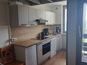 Fridge, microwave, stovetop, dishwasher