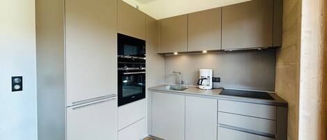 Een koelkast, een microgolfoven, een oven, een vaatwasser