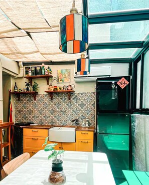Refrigerador, placa de cocina, cafetera expreso, tetera/pava eléctrica