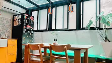 Casa Confort | Cocina privada | Frigorífico, placa de cocina y máquina de café espresso