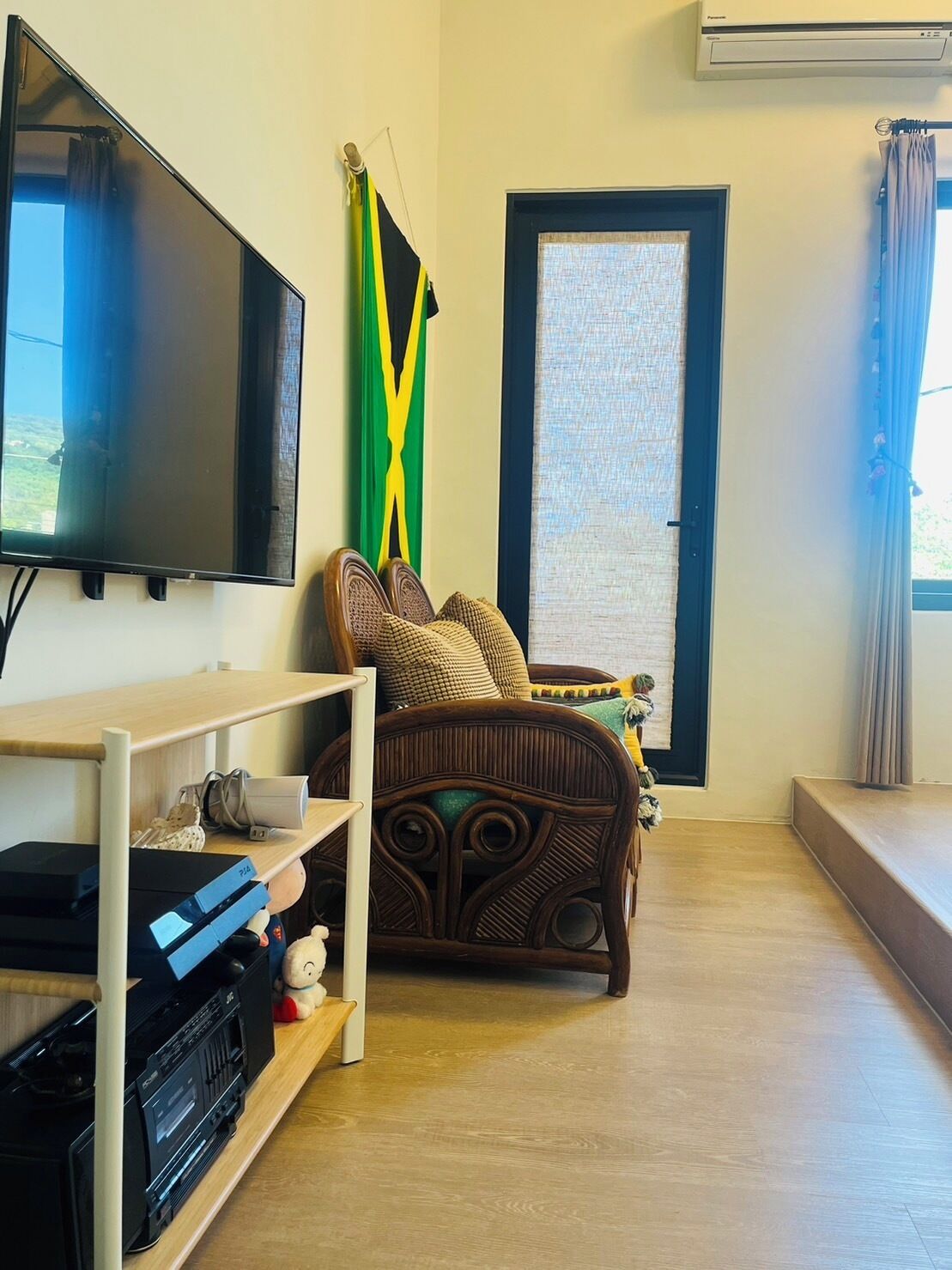 Cortinas opacas, wifi gratis, ropa de cama