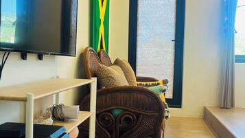 Cortinas opacas, wifi gratis, ropa de cama