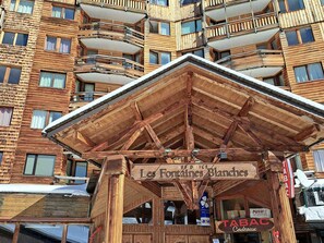 Eine Holzhütte mit einem Schild, auf dem 'Les Fontaines Blanches' steht.