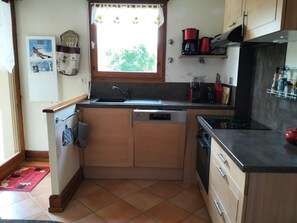 Mikrobølgeovn, ovn, kokeplater og oppvaskmaskin