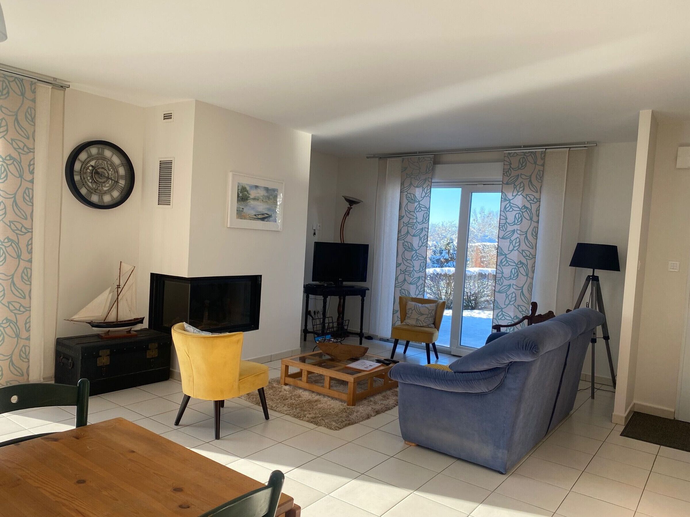 Een televisie en een open haard