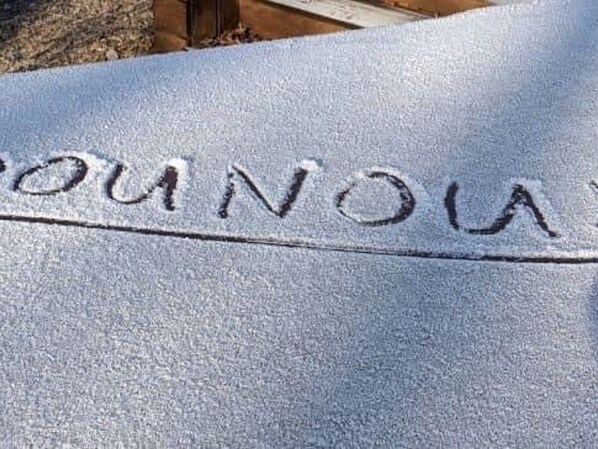 Une surface en pierre sur laquelle est gravée l’inscription « DUNNOA ».