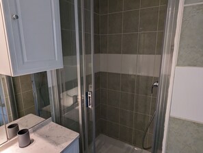Towels - Charming and Spacious Cottage near Montargis & Sully-sur-Loire with Private Garden and Parking (Montereau)