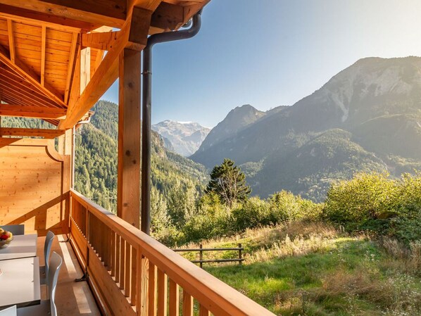 Outdoor dining - Champagny en Vanoise - 4 rooms, 8 pers, 58 sqm, with Wi-Fi and private parking (Champagny-en-Vanoise)