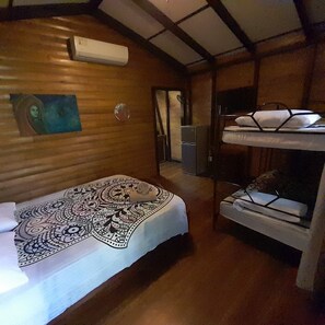Luxe beddengoed, donzen dekbedden, een laptopwerkplek