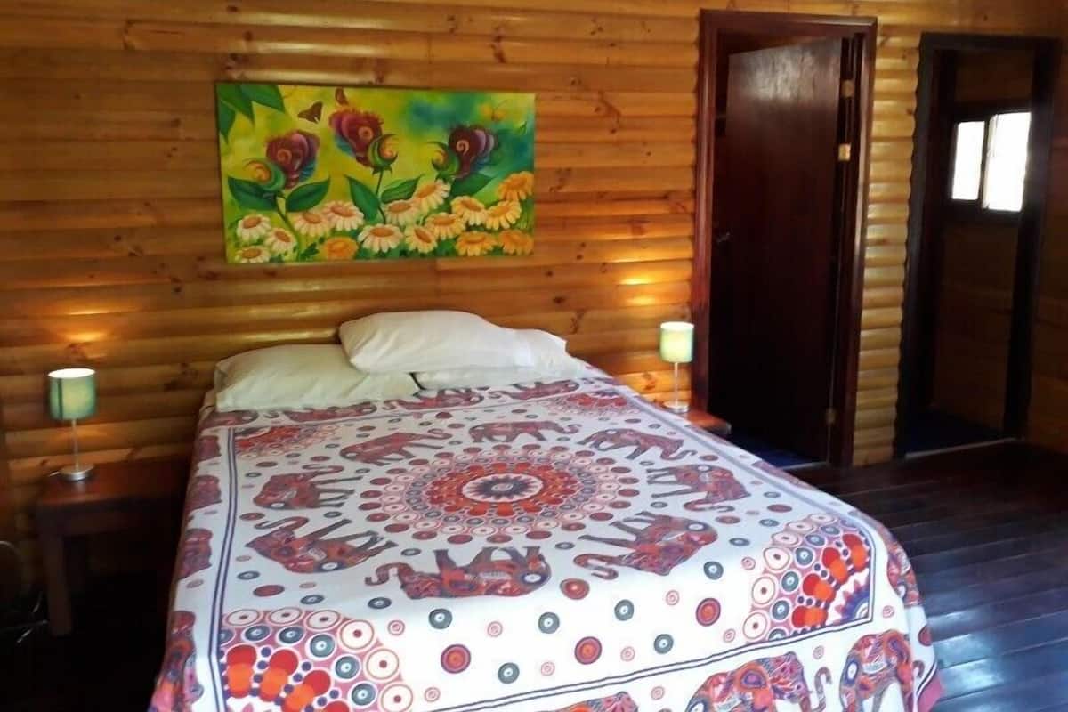 Cabane Économique, plusieurs lits, balcon, vue piscine | Vue de la chambre