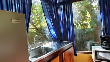 Economy Studio, Multiple Beds, Patio, Courtyard View | Private kitchen