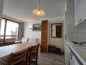 Fridge, microwave, oven, stovetop - Studio 4 pers Plagne Soleil, balcony, near slopes (Plagne Soleil)