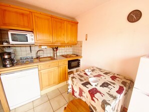 Kjøleskap, mikrobølgeovn, oppvaskmaskin og kaffetrakter/tekoker