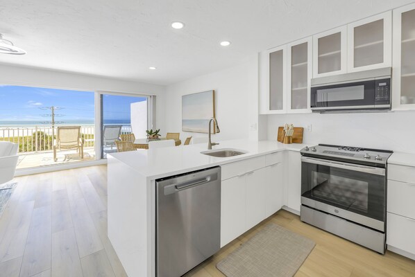 Een koelkast, een microgolfoven, een oven, een kookplaat