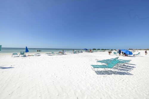 Gertrude's Siesta | Bayview Unit, Balcony, Private-Beach, Heated Pools, Pickle, Hot-tub, Tennis!