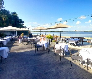 屋外ダイニングエリア