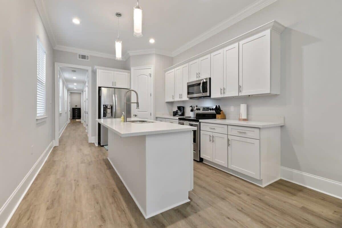 Jääkaappi, mikroaaltouuni, uuni, liesi