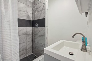 Shower, hair dryer, towels, shampoo - Cute Clean New Renovation- 3br in Great Location (New Orleans)