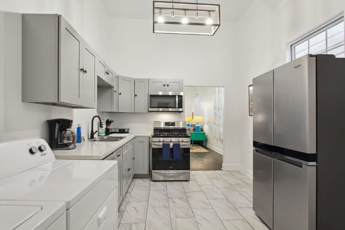 Frigorífico, microondas, horno y placa de cocina