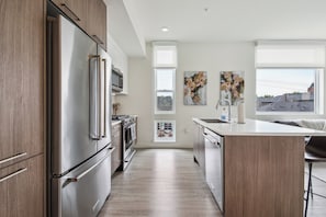Réfrigérateur, four à micro-ondes, un four, surface de cuisson