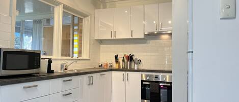 Kjøleskap, mikrobølgeovn, ovn og kokeplater