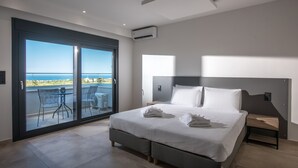 Ein modernes Schlafzimmer mit einem großen Bett, einem Nachttisch und Meerblick durch eine Glastür.