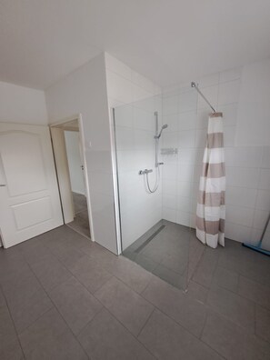 Shower, towels, soap, toilet paper - Home OF Vacation - Ferienhaus bei Celle Nähe Hannover - Free Wifi & Netflix (Adelheidsdorf)