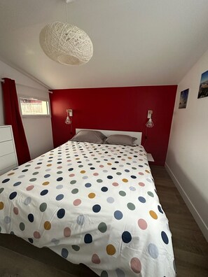 3 slaapkamers, een bureau, een strijkplank/strijkijzer, reisbedje