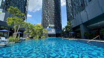 3 piscines extérieures, parasols de plage, chaises longues